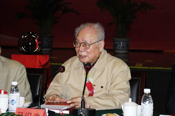 马识途老先生对成都分院建院五十周年总结说：回顾艰难历程，迈出创新脚步，展望光辉未来